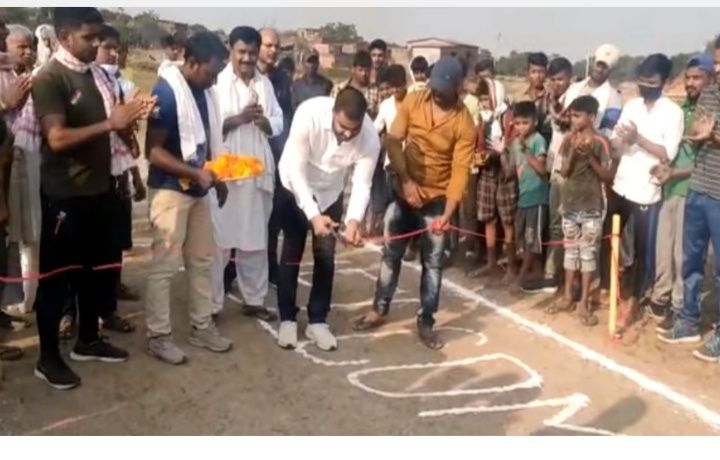 डुमरैठ गाँव मे स्टार स्पोटिंग क्लब के द्वारा  आयोजित क्रिकेट टूर्नामेंट में  विकास सिंह ने  पहुंचकर 