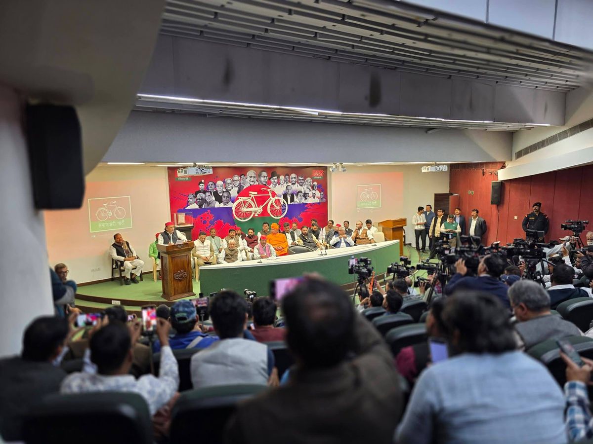 नाम- स्वामी ओमवेश 
पद- विधायक(सपा),