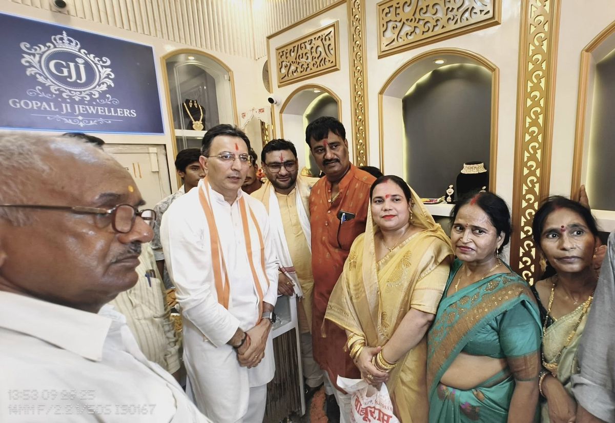 नाम-
वीर
विक्रम सिंह 
पद-
विधायक (बीजेपी</