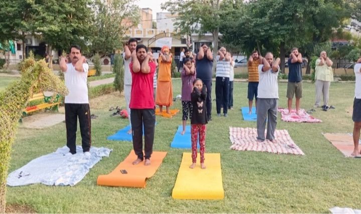 योगाभ्यास के लिए लोगों में दिखा उत्साह, योग कर निरोग रहने का लिया संकल्प-भारत की ब