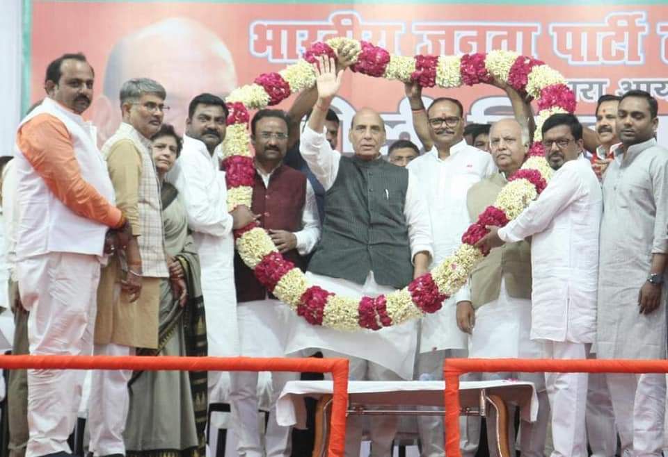 लखनऊ में  रक्षा मंत्री माननीय  राजनाथ सिंह  जी के द्वारा खेली  गयी फूलों की होली-लखनऊ में देश के रक्