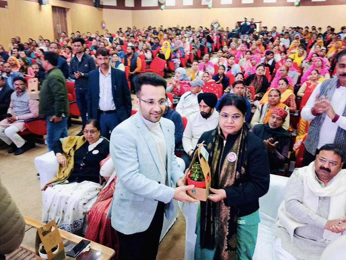 नाम- डॉ. रश्मि आर्य पद<