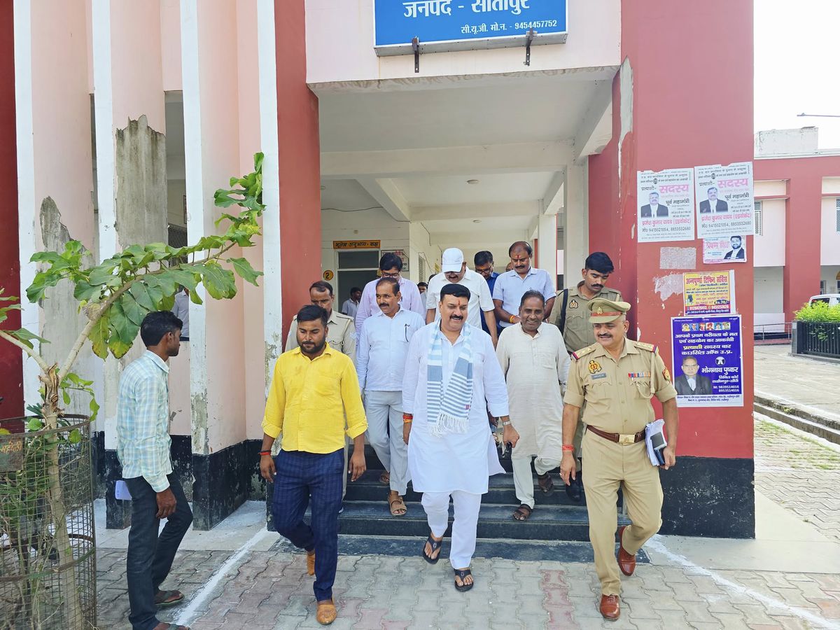 नाम-
शशांक त्रिवेदी पद-
विधायक (बीजेपी), <