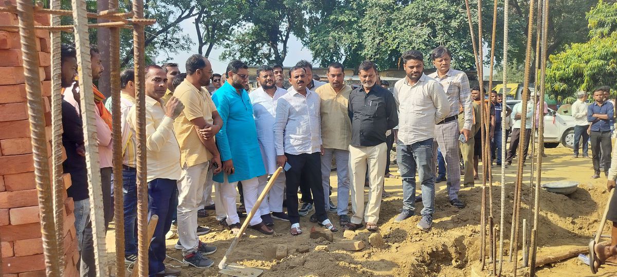 नाम-
वीर
विक्रम सिंह 
पद-
विधायक (बीजेपी</