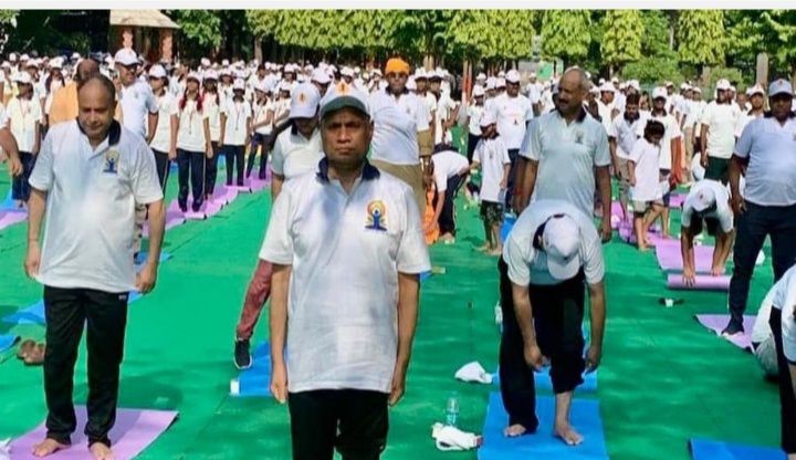 बोधगया  के  महाबोधि मंदिर में अंतर्राष्ट्रीय योग दिवस के कार्यक्रम में शामिल हुए मंत्री महोदय-प्रधान