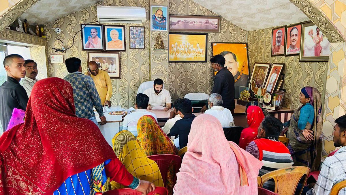 नाम-
अमन
अरविन्द गिरी
पद-
विधायक(भाजपा</