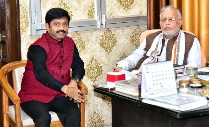 नाम-
सुरेश कुमार खन्ना
पद-
विधायक(बीजेपी</