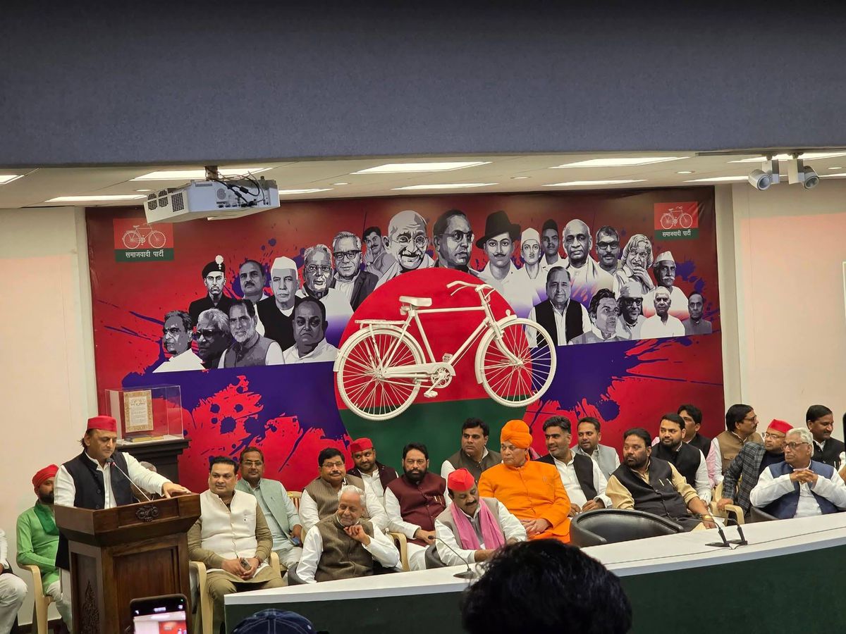 नाम- स्वामी ओमवेश 
पद- विधायक(सपा),