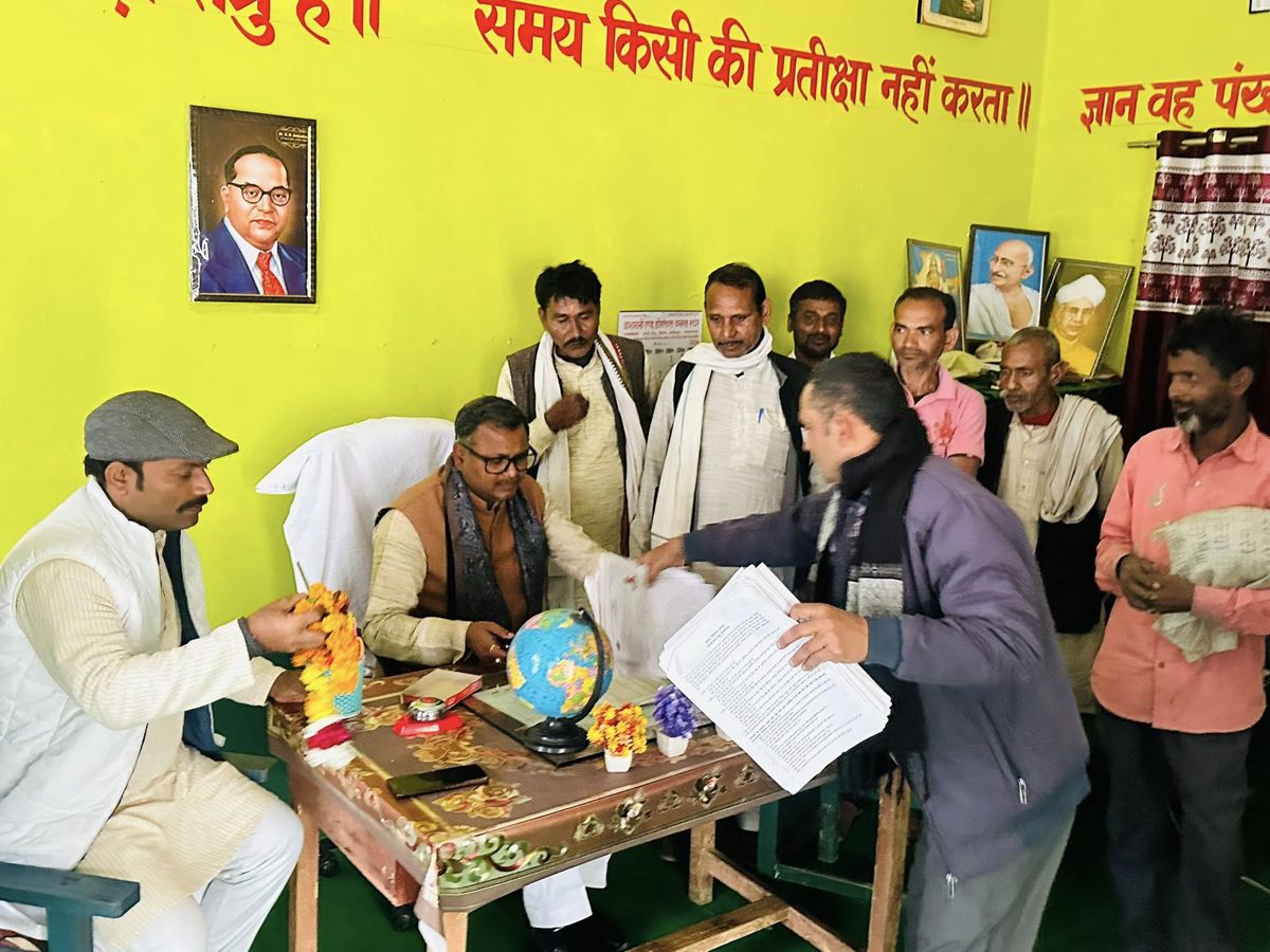 नाम- मनोज कुमार प्रजापति 
पद- विधायक(<