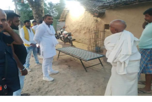 भभुआ प्रखंड के डीहरमा गाँव में श्री राजकुमार बिंद के निधन की सूचना पर पहुंचे जिप सदस्य-हमेशा की 