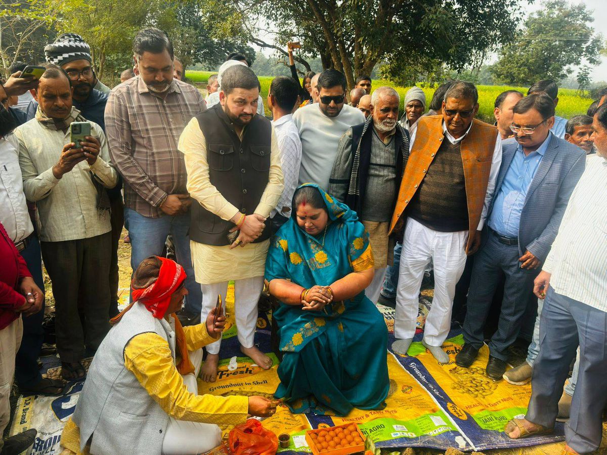 नाम-  सरोज कुरील 
पद- विधायक अपना <