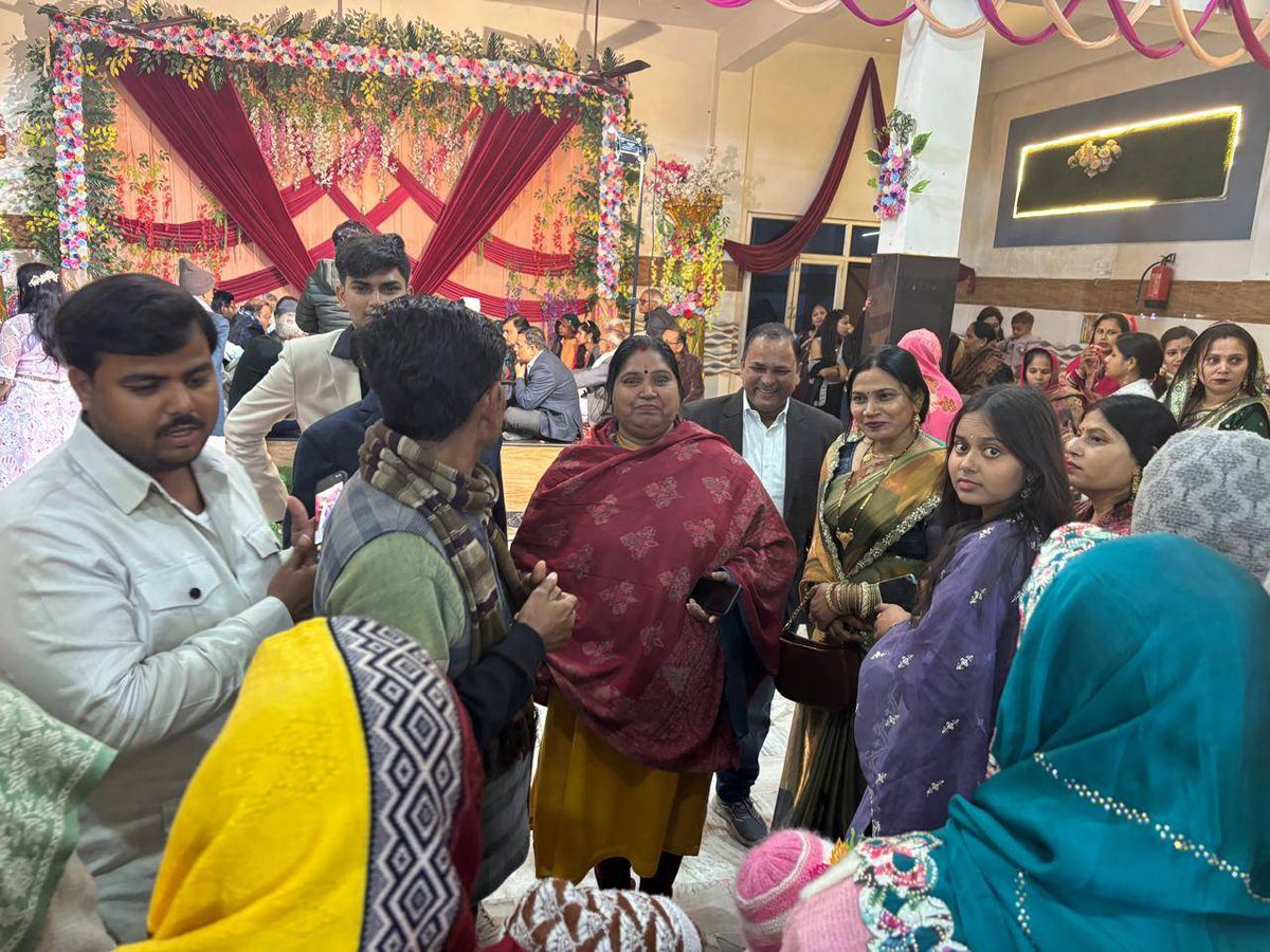 नाम-  सरोज कुरील 
पद- विधायक अपना <