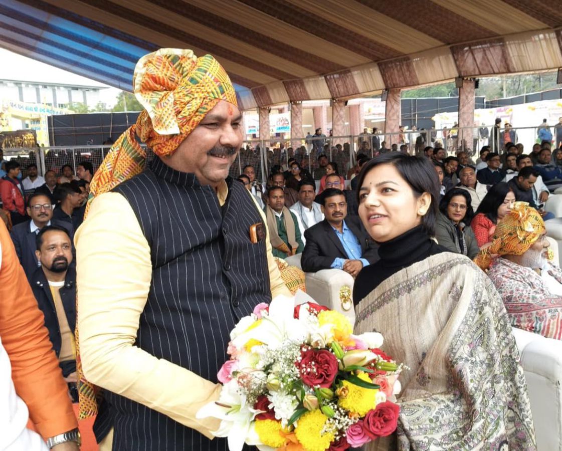 नाम- रवि शर्मा
पद- विधायक(बीजेपी ),
झांसी नगर,
उत्तर प्रदेश
नवप्रर्वतक कोड- 71189419