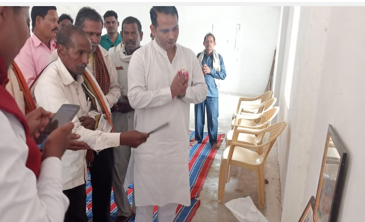 निषाद पार्टी के कार्यकर्ताओं  ने  अपने-अपने घरों में लगाए  भगवान राम और महाराज गुहाराज निषाद की मैत्