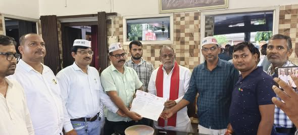 नाम-
चंद्र प्रकाश लोधीपद-
विधायक (समाजवादी</