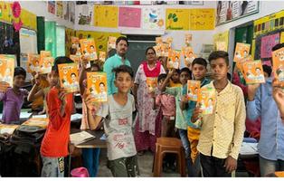 बरफखाना और मिश्रीबाग प्राथमिक विद्यालयों में  बच्चों को किया पुस्तकों का वितरण