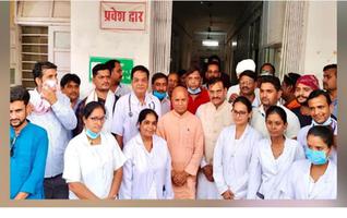खजुराहो के सामुदायिक स्वास्थ्य केंद्र पहुंचे केन्द्रीय इस्पात मंत्री, पीएम मातृत्व वंदना योजना के सफल क्रियान्वयन को सराहा