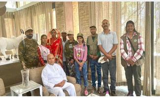 पन्ना जिले में पारधी जनजाति के लोगों से मिले केन्द्रीय इस्पात मंत्री