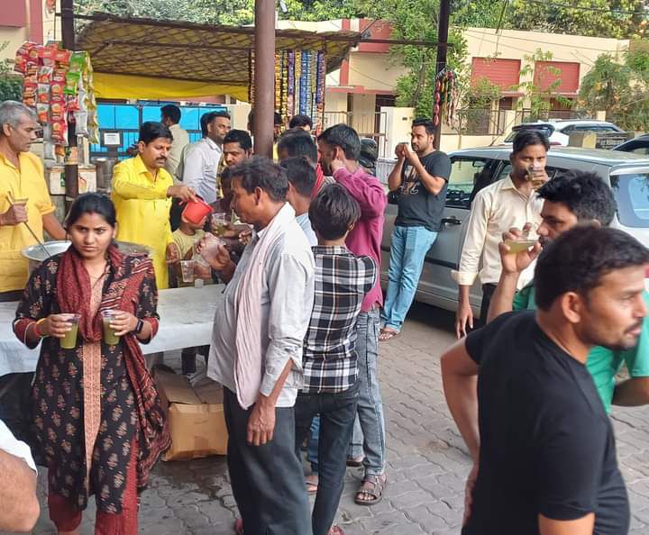 लखनऊ इंदिरा नगर स्थित श्री बालाजी शक्तिपीठ भूतनाथ मंदिर में किया प्रसाद एवं आम के पने का वितरण-हाल ह