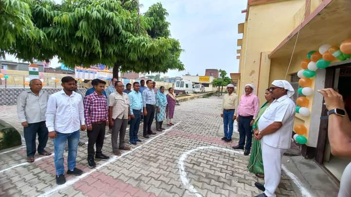 अंबियापुर (बदायूं ) विकास खंड कार्यालय में "ध्वजारोहण महोत्सव कार्यक्रम" एवं "जनसभा संगोष्ठी" का किय