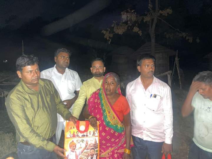 सकरा पंचायत सुमेरा गांव में लगी आग, पीड़ित परिवारजनों को प्रदान किया सहयोग-बीते दिवस रात्रि को सकरा म