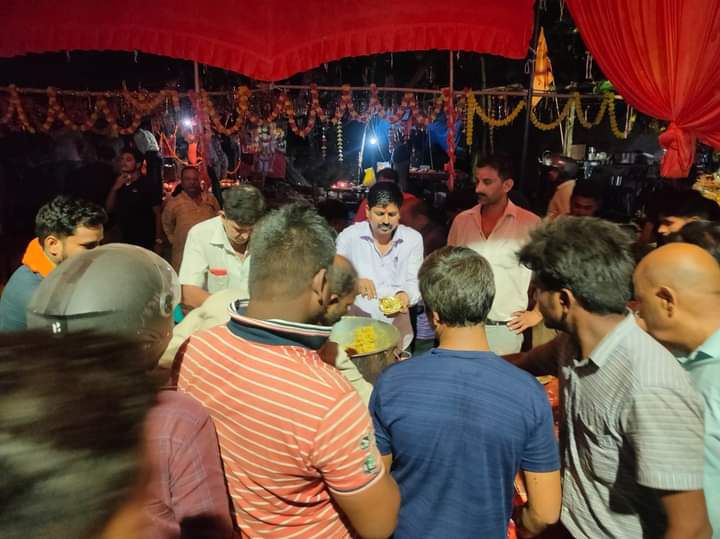 इंदिरा नगर ॐ शिवशक्ति पीठ शनिदेव मंदिर परिसर के आयोजित भंडारे में किया भक्तो को प्रसाद वितरण- बीते द