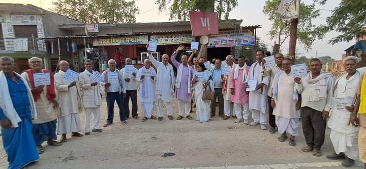 कांग्रेस पार्टी के घोषणा पत्र पर किया जनता से जनसंपर्क, कांग्रेस प्रत्याशी अफजाल अंसारी के लिए बहुमत