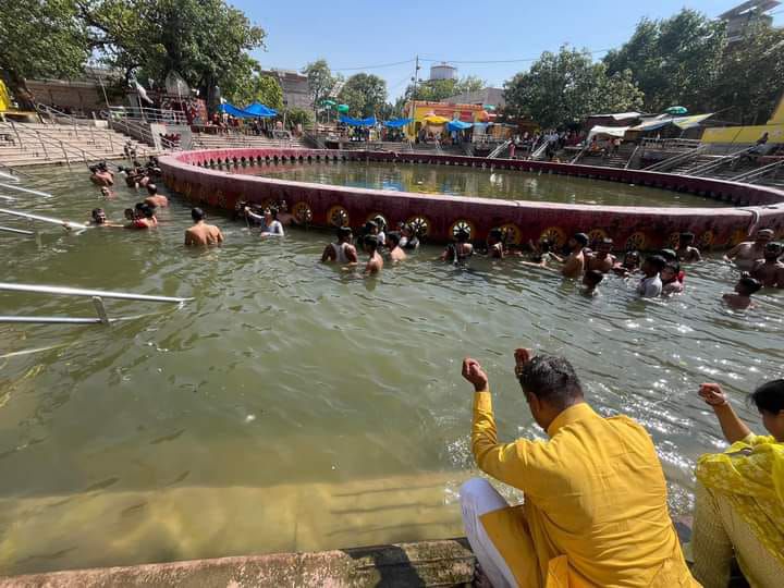 तीर्थराज  नैमिषारण्य में जाकर चक्रतीर्थ श्री हनुमान गढ़ी एवं ललिता माता के दिव्य दर्शन प्राप्त किये-