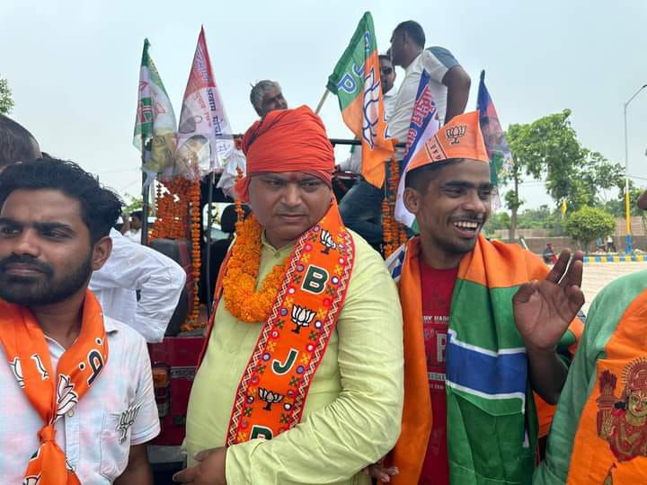 डॉ. राजभूषण चौधरी के समर्थन में सकरा विधानसभा क्षेत्र में रोड शो का किया गया आयोजन-