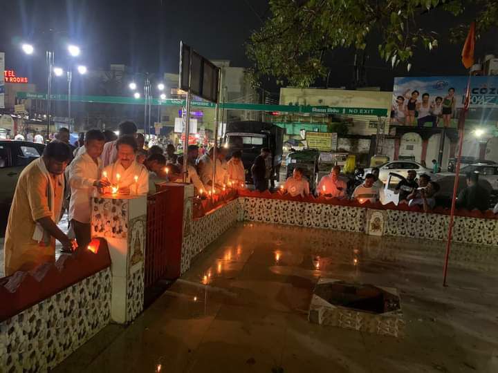 हाथरस की घटना में कांग्रेसजनो द्वारा गाज़ीपुर रेलवे स्टेशन के बाहर कैंडल जलाकर किया श्रद्धांजलि सभा क