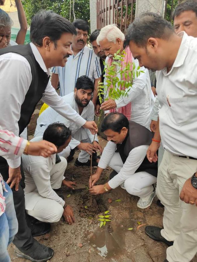 लखनऊ फर्रुखाबाद के रामनोहर लोहिया पार्क आवास विकास में किया गया वृक्षारोपण कार्यक्रम का आयोजन-बीते द