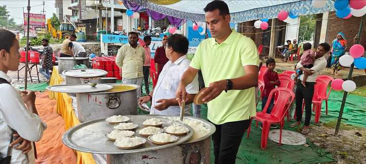 गोसाईगंज पंचायत बलियाखेड़ा वार्ड निवासी राम निहाल रावत द्वारा आयोजित भव्य भंडारे में किया प्रसाद का 