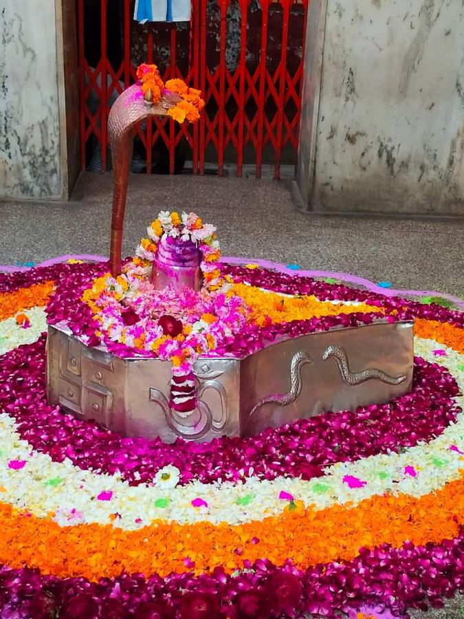 कल्याणगिरि मंदिर में  खेली गयी फूलों की होली, हवा में बिखरे उमंग और उल्लास के रंग- प्रत्येक वर्ष की 