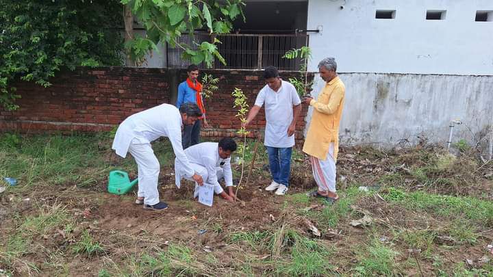 चंदौली जिले में किया वृक्षारोपण अभियान का आयोजन, कार्यक्रम में शामिल होकर पर्यावरण संरक्षण में किया 