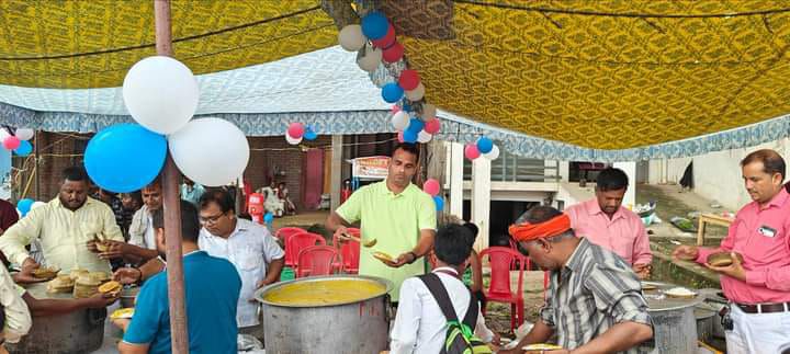 गोसाईगंज पंचायत बलियाखेड़ा वार्ड निवासी राम निहाल रावत द्वारा आयोजित भव्य भंडारे में किया प्रसाद का 