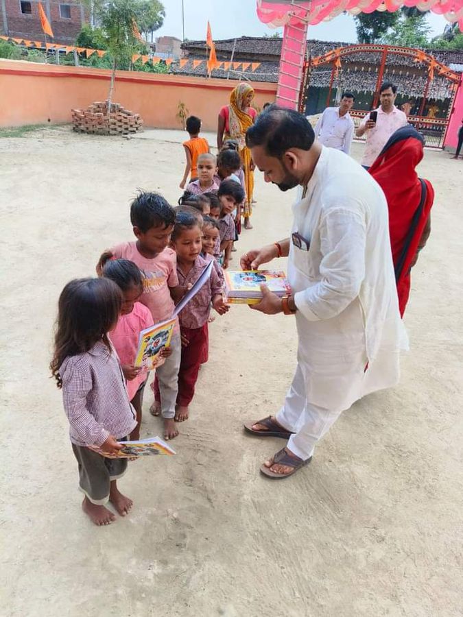 सकरा विधानसभा मझौलिया पंचायत के महादलित बस्ती में किया "शिक्षण सामग्री वितरण कार्यक्रम" का आयोजन- वि