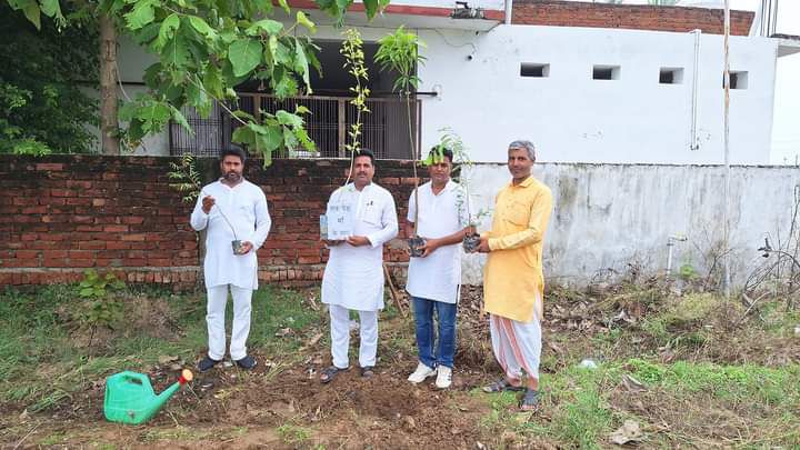 चंदौली जिले में किया वृक्षारोपण अभियान का आयोजन, कार्यक्रम में शामिल होकर पर्यावरण संरक्षण में किया 