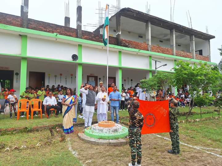 सकलडीहा चकरिया स्थित यूनिवर्सल पब्लिक स्कूल प्रांगण में "ध्वजारोहण समारोह" का किया आयोजन-विगत दिवस