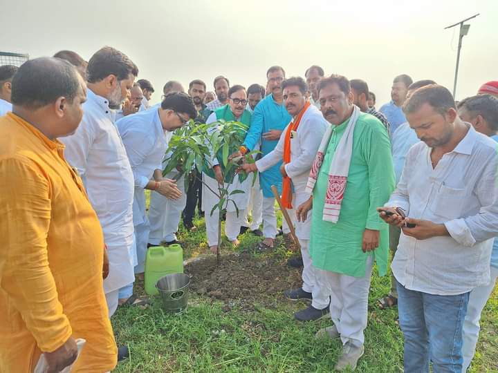 इमलिया स्थित रामधारी सिंह दिनकर अमृत सरोवर परिसर में ''वृक्षारोपण समारोह" का किया आयोजन-विगत दिवस