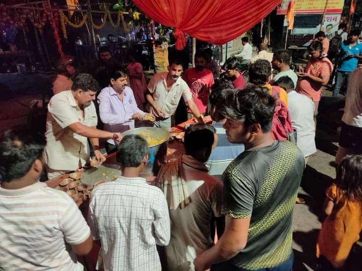 इंदिरा नगर ॐ शिवशक्ति पीठ शनिदेव मंदिर परिसर के आयोजित भंडारे में किया भक्तो को प्रसाद वितरण- बीते द