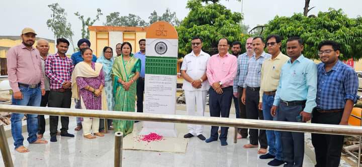 अंबियापुर (बदायूं ) विकास खंड कार्यालय में "ध्वजारोहण महोत्सव कार्यक्रम" एवं "जनसभा संगोष्ठी" का किय