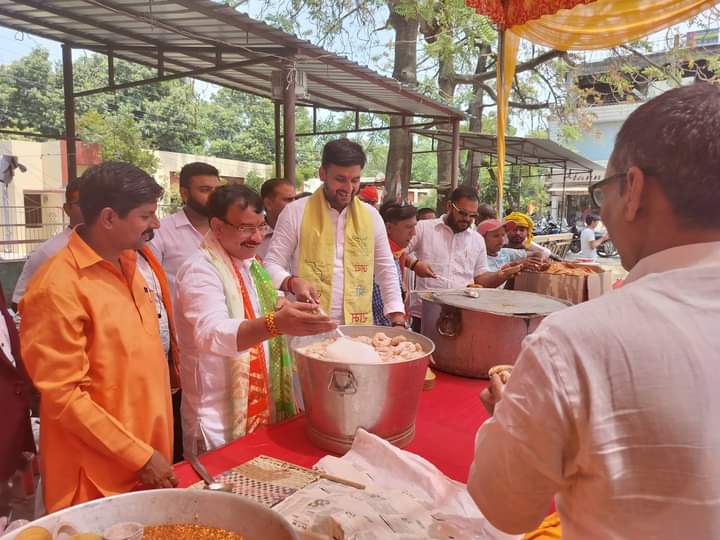 श्री बालाजी शक्तिपीठ भूतनाथ मंदिर में भव्य भंडारे का आयोजन कराकर महानगर के अध्यक्ष आनंद द्विवेदी को 