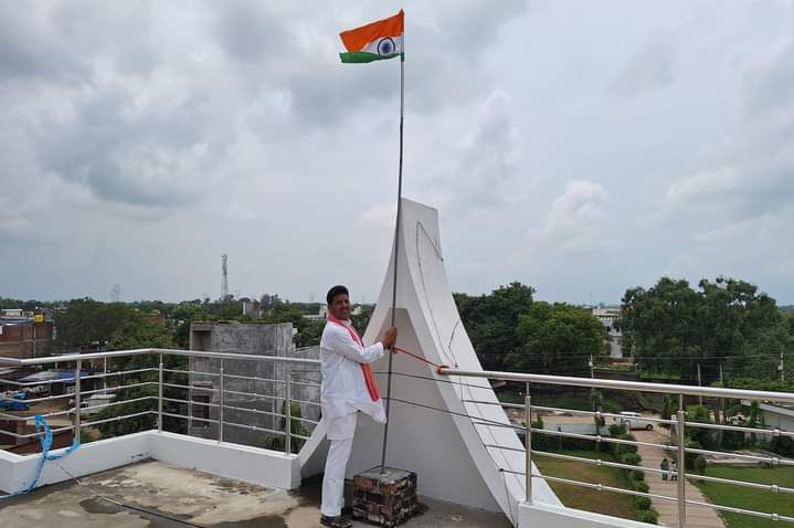 अपने निवास स्थान बबुरी में भव्य तिरंगा फहराकर "झंडारोहण कार्यक्रम" का किया आयोजन-बीते दिवस