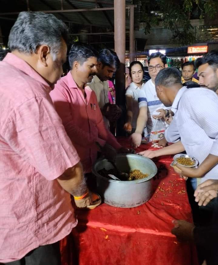 श्री बालाजी शक्तिपीठ भूतनाथ इंदिरा नगर लखनऊ में, भंडारे में प्रसाद वितरण किया-बीते दिवस मंगलवार को श