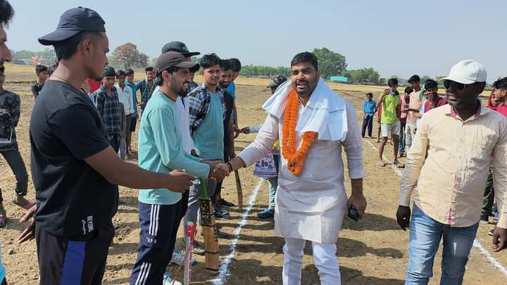 भभुआ प्रखंड चांदोरुईया गांव में, क्रिकेट टूर्नामेंट प्रतियोगिता का किया उद्घाटन-बीते दिवस भभुआ प्रखं