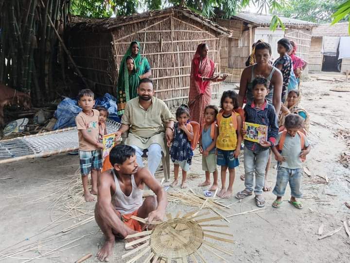 सकरा रामपुर कृष्ण पंचायत रेपुरा में रामटोला के बच्चो के मध्य "पाठ्य पठन सामग्री वितरण समारोह" का किय