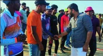 रतवार गाँव में हुआ क्रिकेट टूनामेंट का आयोजन, जिला पार्षद विकास सिंह ने किया उद्घाटन-