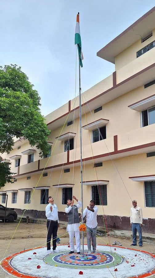 चंदौली यूनिवर्सल पब्लिक स्कूल बबुरी में "ध्वजारोहण समारोह" कार्यक्रम का किया आयोजन-बीते दिवस