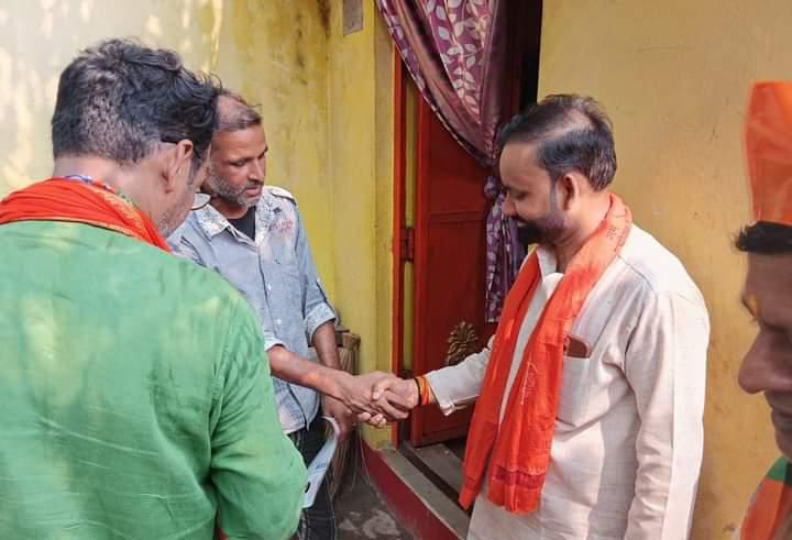 सकरा विधानसभा भारती गंज महादलित टोला में भाजपा प्रत्याशी शिवेश राम के पक्ष में चलाया जनसंपर्क अभियान