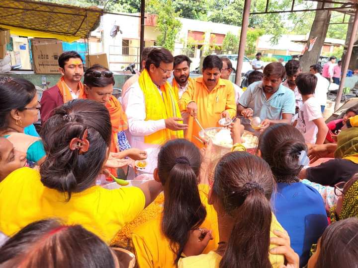 श्री बालाजी शक्तिपीठ भूतनाथ मंदिर मे विशाल भंडारे का आयोजन कर ओपी श्रीवास्तव को किया सम्मानित- राजधा